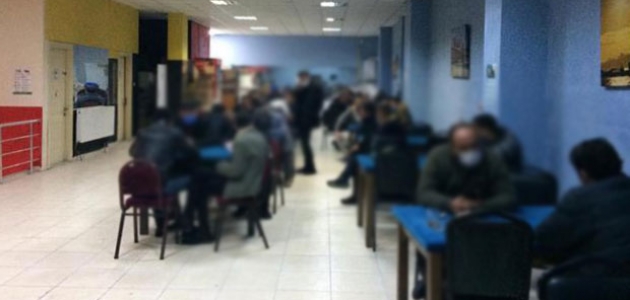 Mühürlenen iş yerinde kumar oynayan 58 kişiye para cezası 