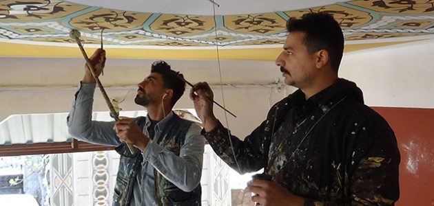 Konyalı nakkaş Ahmet Yesevi Camisini nakşediyor 