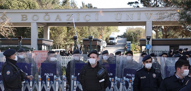  Boğaziçi'nde izinsiz gösteri yapan 12 kişi gözaltına alındı