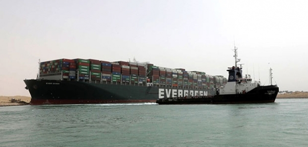 Süveyş Kanalı’nda karaya oturan yük gemisini kurtarma çalışmaları sürüyor