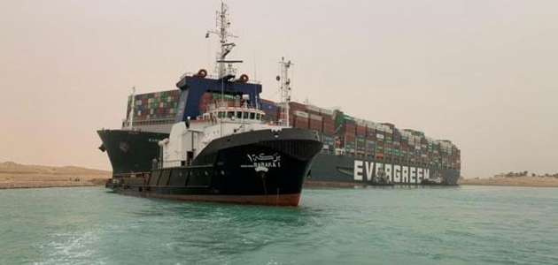  Süveyş Kanalı'nda karaya oturan gemi kurtarıldı   