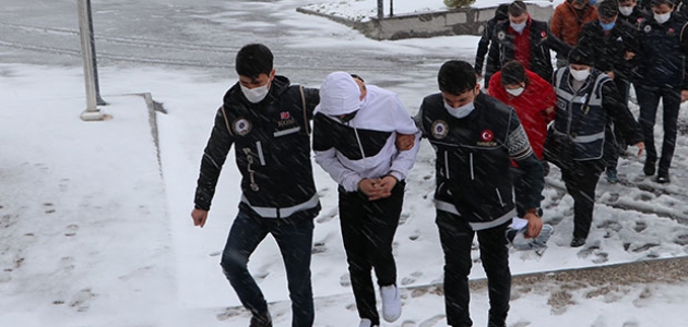 Karaman merkezli uyuşturucu operasyonunda yakalanan 35 şüpheliden 7’si tutuklandı