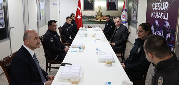  Cumhurbaşkanı Erdoğan, Çengelköy Polis Merkezi'nde iftar yaptı