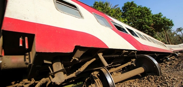 Tren raydan çıktı: 8 ölü 100'fazla yaralı