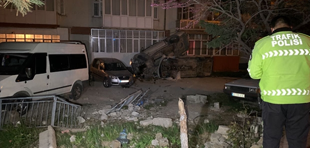 Konya’da alkollü sürücü apartman bahçesine uçtu 