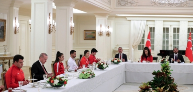 Cumhurbaşkanı Erdoğan milli sporcularla iftarda buluştu