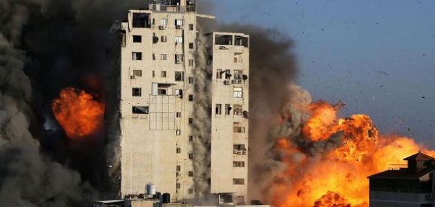  İsrail, Gazze'de 14 katlı binayı vurdu