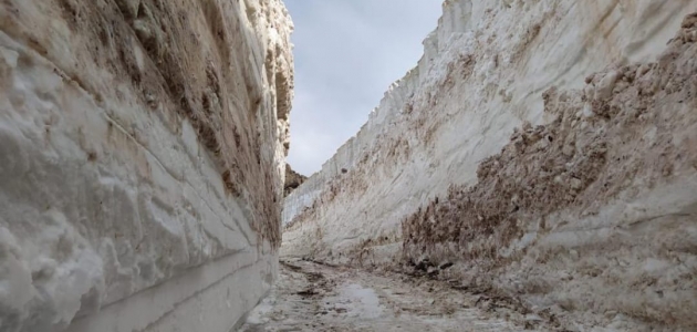 Hakkari’de mayıs ayında da karla mücadele çalışmaları devam ediyor