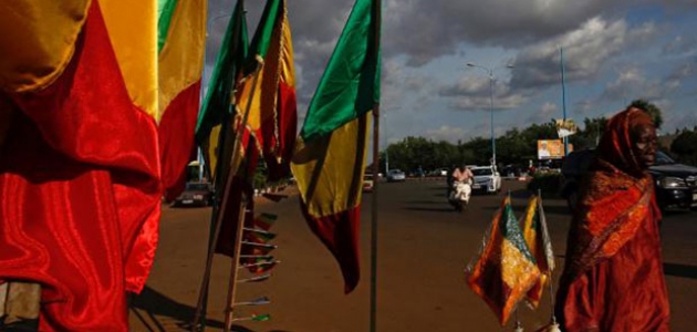  Mali'de Geçiş Konseyi Başkanı ve Başbakan istifa etti