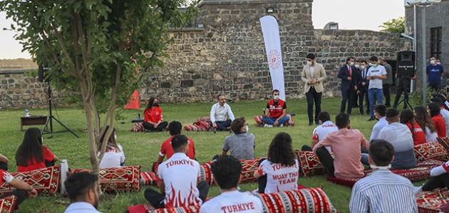 Bakan Kasapoğlu Diyarbakır’da gençlerle bir araya geldi