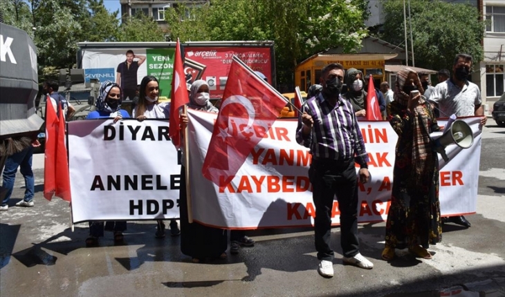 Hakkari'de terör mağduru aileler HDP İl Başkanlığı önünde eylem yaptı