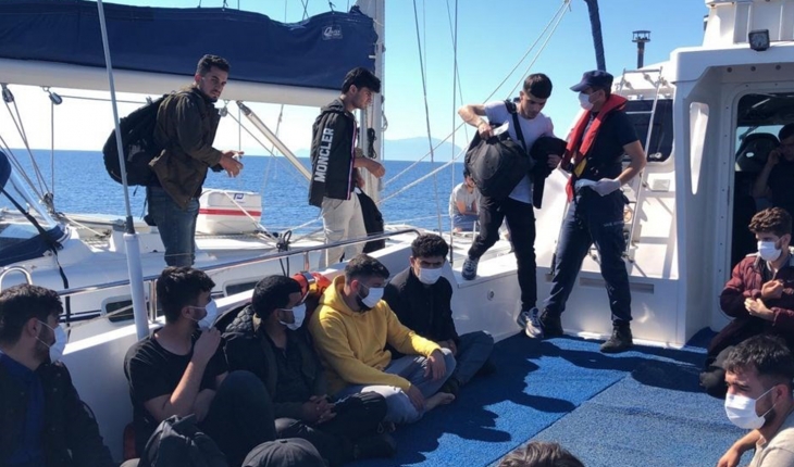 Yelkenli tekneyle yurt dışına geçmeye çalışan 73 sığınmacı yakalandı