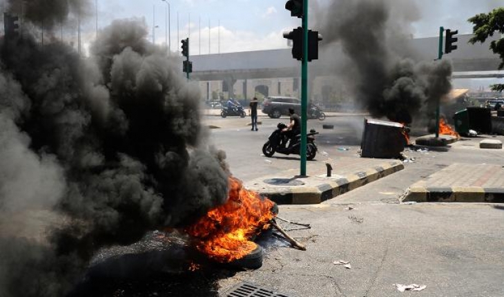 Lübnan’da sokaklar ateşe verildi, yollar trafiğe kapatıldı