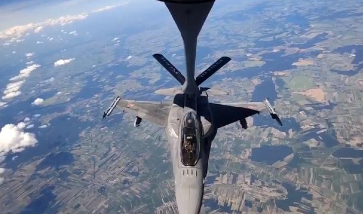Hava Kuvvetleri'nden Polonya F-16 uçaklarına havada yakıt ikmali