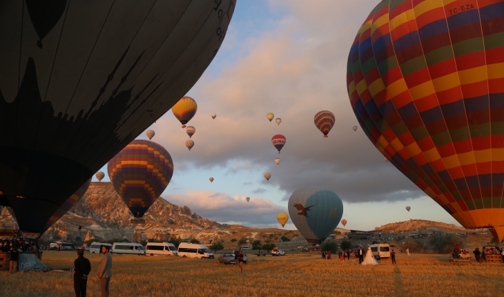 Kapadokya’da balonlar Türk bayrağı ve pankartlarla havalandı