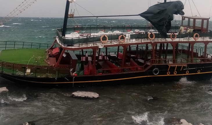 Karaya oturan teknedeki yolcular büyük korku yaşadı