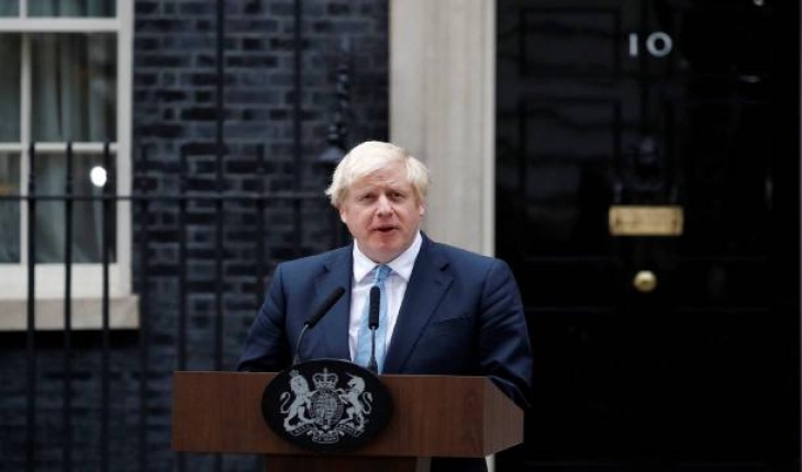 İngiltere’de Boris Johnson’a önce kısmi sonra tam izolasyon
