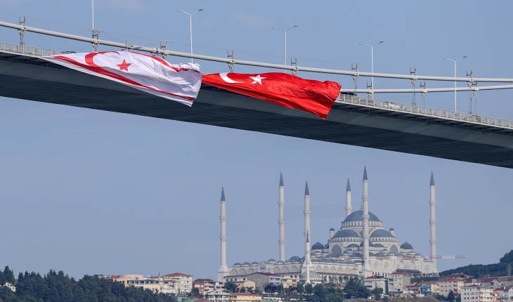 15 Temmuz Şehitler Köprüsü’ne Türk ve KKTC bayrağı asıldı