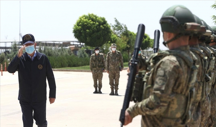 Milli Savunma Bakanı Akar ve kuvvet komutanları sınır hattında