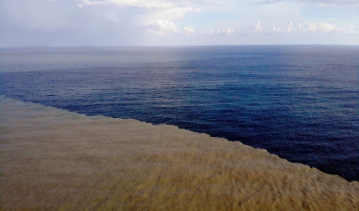 Sel bölgesinde deniz iki renk