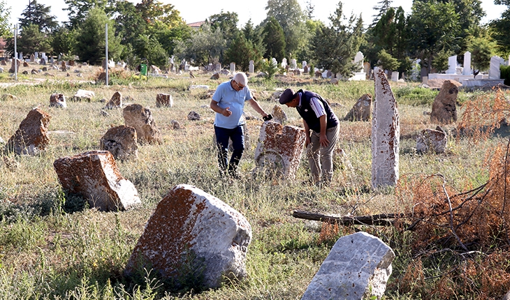 Geçmişi 2 bin yıl öncesine dayanan mezarlık arkeoloji müzesini andırıyor
