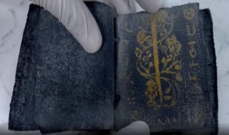Roma dönemine ait altın yaldızlı deri kaplı kitap bulundu