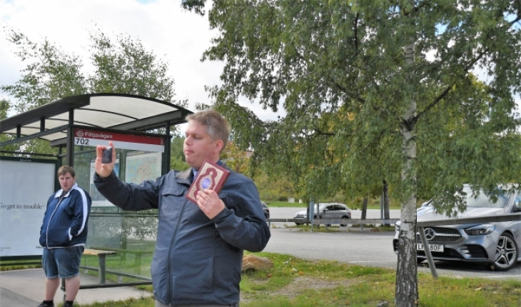 Danimarkalı siyasetçiden cami önünde Kur'an-ı Kerim ile provokasyon