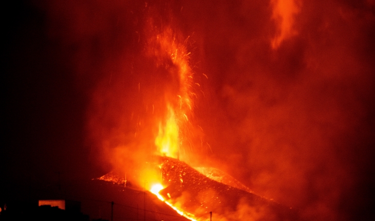 İspanya’daki yanardağda şiddetini arttıran patlamalar lav çıkışını yoğunlaştırdı