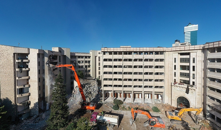 Büyükşehir Belediye eski hizmet binasının yıkımına başlandı