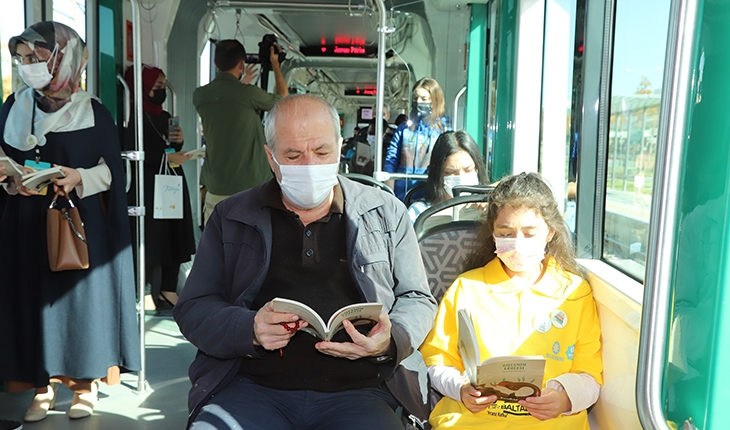 Bilgehane öğrencilerinden tramvaydaki yolculara kitap