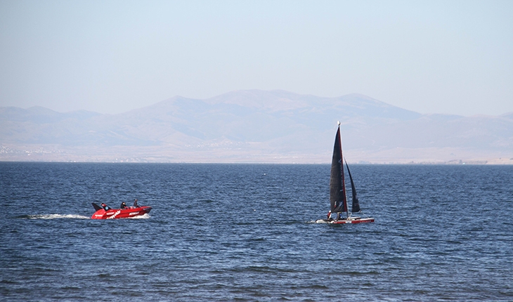 Sporcular Beyşehir Gölü’ndeki susuzluğa yelken açtı