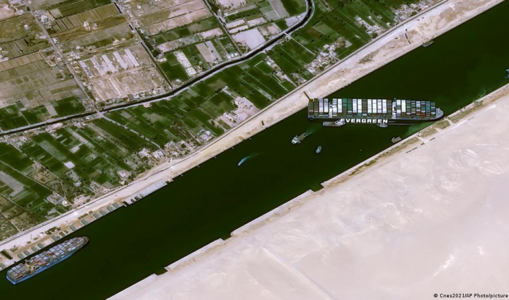 Süveyş Kanalı'ndan geçiş ücreti yüzde 6 arttı