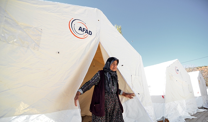 AFAD, Konya’daki depremden etkilenen mahalleye çadır kurdu
