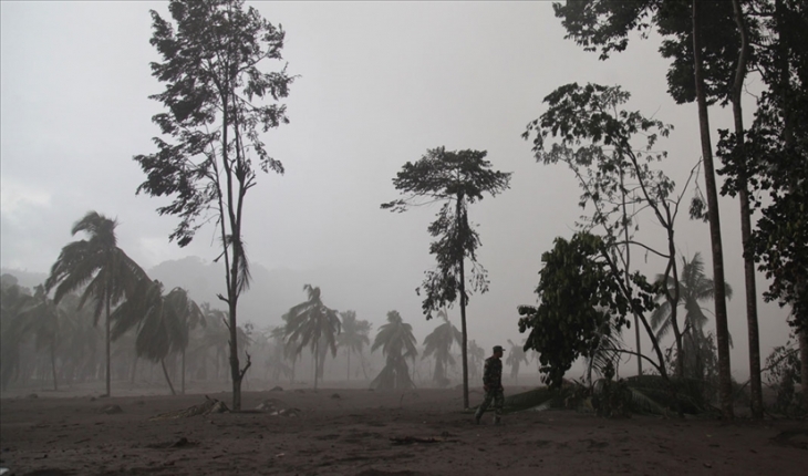 Endonezya’da Semeru Yanardağı’nın yeniden patlaması üzerine aramalar durduruldu
