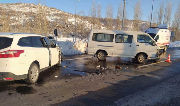 Konya’da otomobil ile minibüs çarpıştı: 1 yaralı