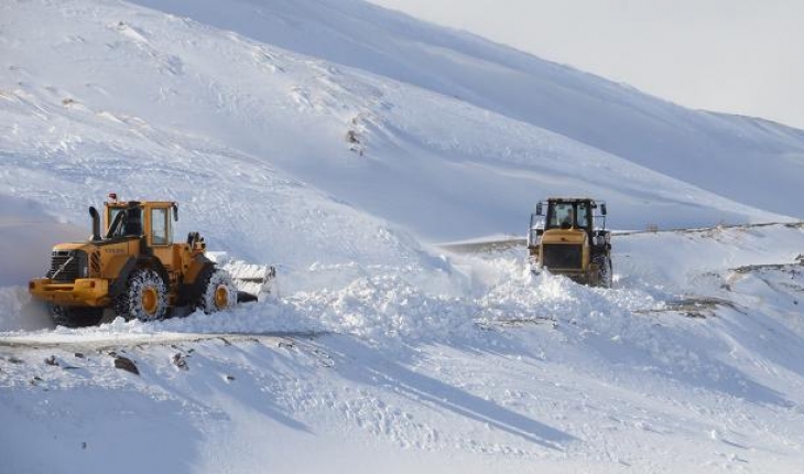 Yoğun kar nedeniyle iki kentte 8 yol ulaşıma kapandı