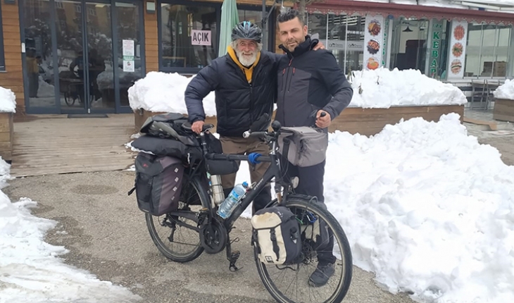 Fransa’dan bisikletle yola çıkan 65 yaşındaki fotoğrafçı Seydişehir’de mola verdi