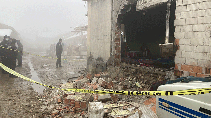 Konya'da ​bir evde patlama oldu, anne yaralandı 8 çocuk yara almadan kurtuldu