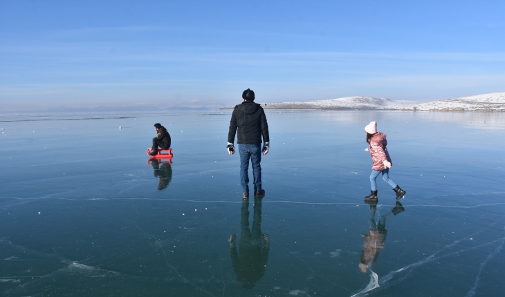 Çıldır Gölü’nde buz kalınlığı 15 santimetreye ulaştı