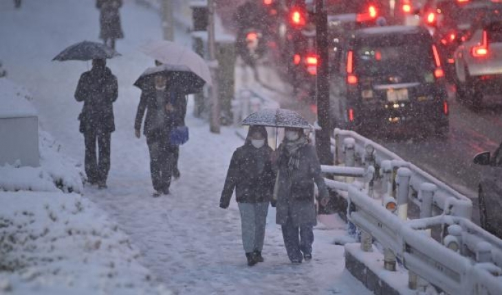 Tokyo'da yoğun kar yağışı yaşamı olumsuz etkiledi