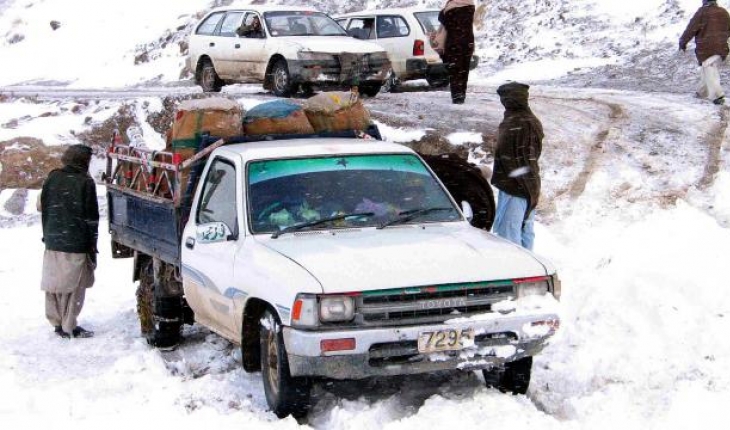 Pakistan'da yoğun kar yağışı: Araçlarında mahsur kalan 21 kişi donarak öldü