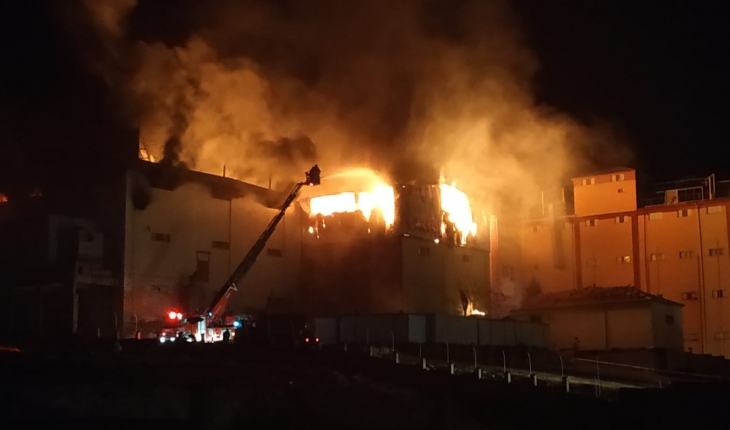 Karaman’da bisküvi fabrikasındaki yangın söndürüldü