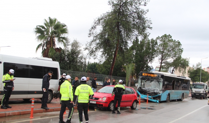 Freni patlayan şehir içi yolcu otobüs kontrolden çıkıp 9 araca çarptı: 5 yaralı