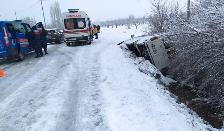​Konya’da devrilen yolcu minibüsündeki 12 kişi yaralandı