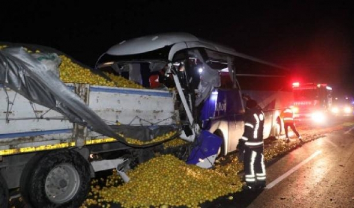 Denizli’de yolcu otobüsü tıra çarptı: 1 ölü, 21 yaralı