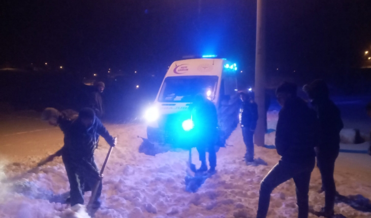 Konya’da ambulans kara saplandı, imdada mahalleli yetişti