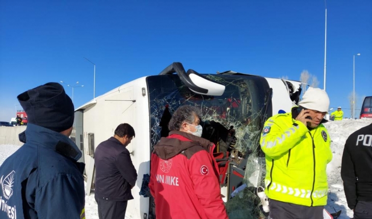 Yolcu otobüsü buzlu yolda devrildi: 9 yaralı