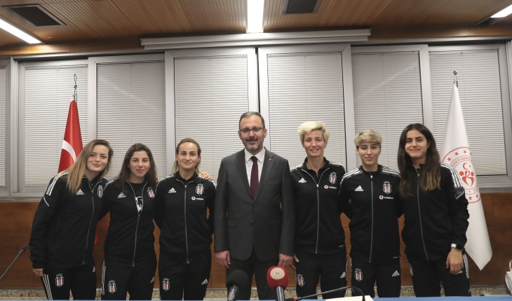 Bakan Kasapoğlu, Beşiktaş Vodafone Kadın Futbol Takımı'nı kabul etti