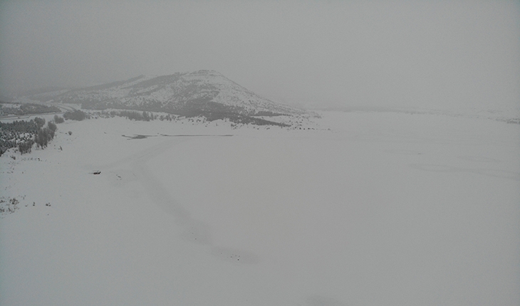 Buz tutan Altınapa Baraj Gölü karla kaplandı