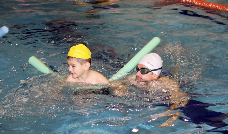 Akşehirli çocuklar ve gençlerden yüzme kursuna yoğun ilgi